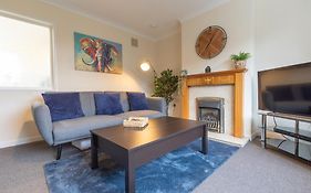 Leconfield Close - Comfy House And Free Parking